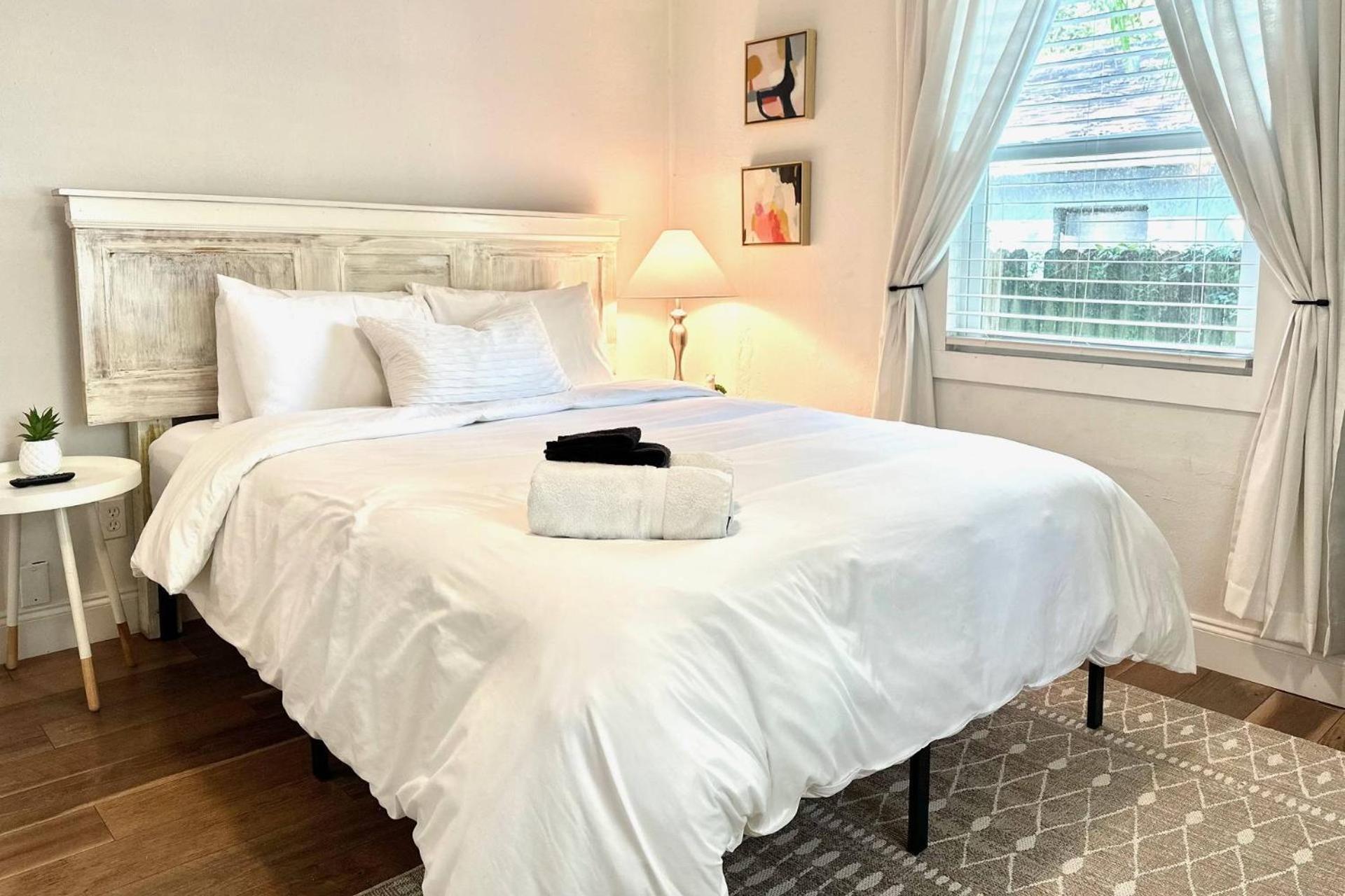 Treehouse Is A Quaint 2 Bedroom In An Up-And-Coming Part Of Town, Pet Friendly With Fenced Yard And Lounge Area That Is Close To Downtown Tampa Zewnętrze zdjęcie