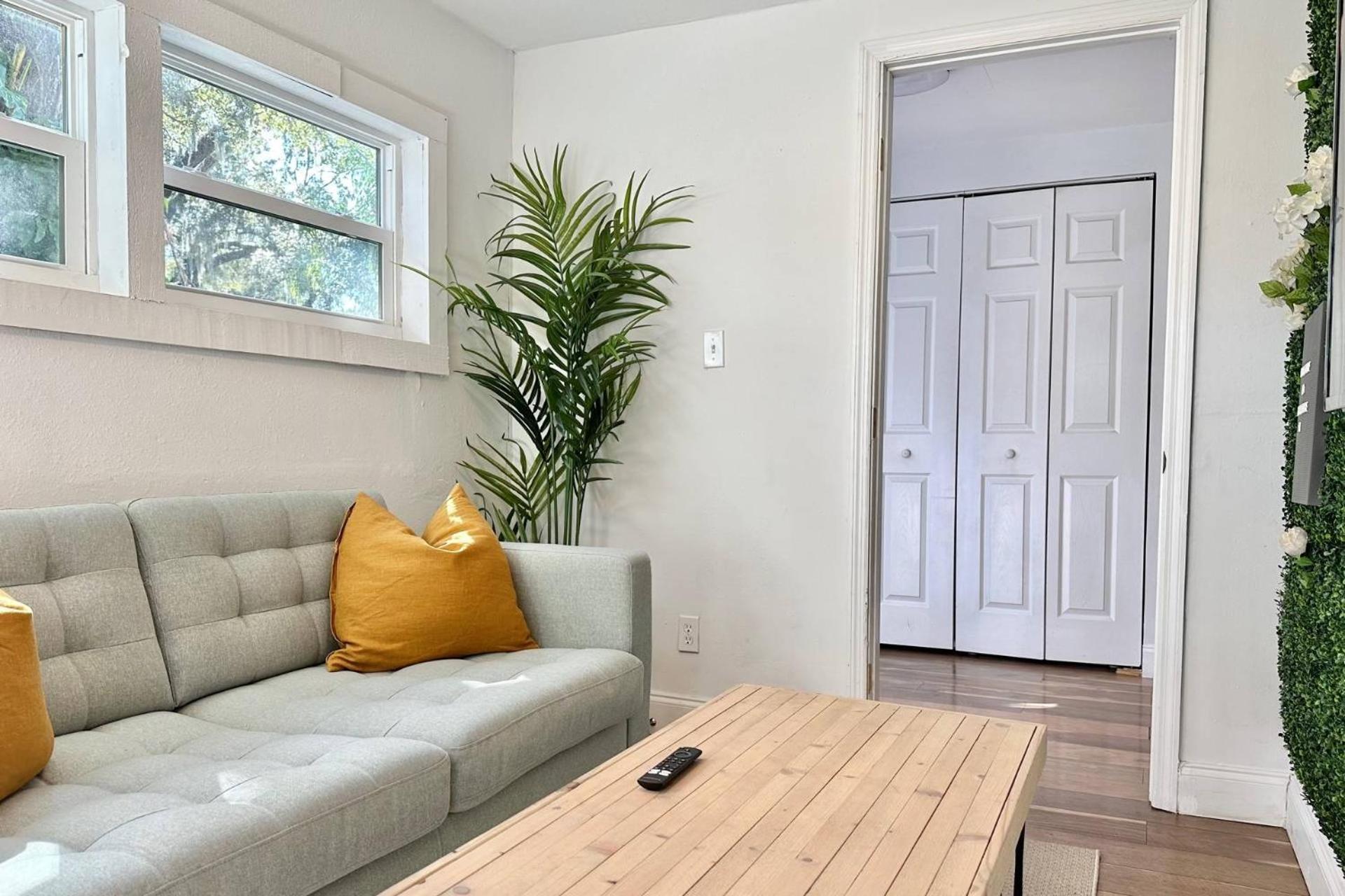 Treehouse Is A Quaint 2 Bedroom In An Up-And-Coming Part Of Town, Pet Friendly With Fenced Yard And Lounge Area That Is Close To Downtown Tampa Zewnętrze zdjęcie